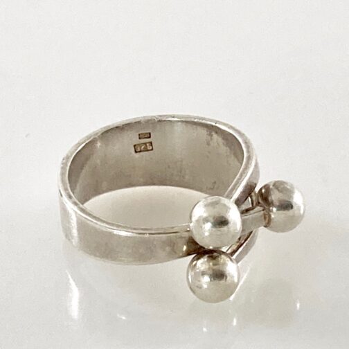 Characteristic and modern silver ring in the style of Anna Greta Eker, yet not identifed as such. True Scandinavian Mid Century Modern Jewelry style.