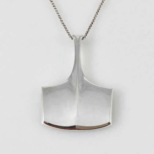 Pendant by Bjørn Sigurd Østern for David-Andersen. Pure and simple lines delicately executed in silver. Scandinavian Mid Century Modern Jewelry.