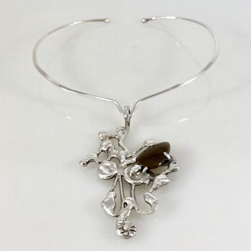 Neckring with pendant by Døla-Sølv Smie, silver with a stone
