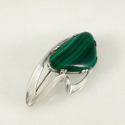 Silver brooch with Malachite by Guldvaru AB G. Dahlgren & Co. A bold design of free lines in this Scandinavian Mid Century Modern Jewelry piece, resembling the lines in a slightly careless drawing.