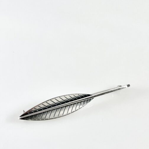 Silver brooch by Hans Hansen in gentle and organic design from this Danish designer and craftsman. Simplicity in it's purest form from this master of Scandinavian Mid Century Modern Jewelry.